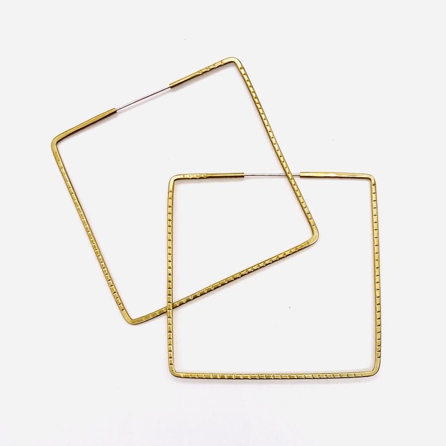 Brass geometric hoop earrings in redged square shape.